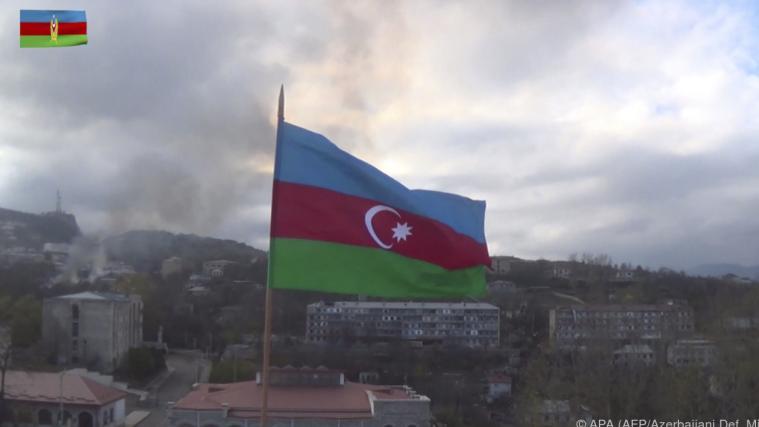 Über Teilen von Berg-Karabach weht die Flagge von Aserbaidschan.