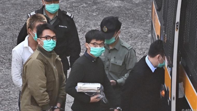 3 Aktivisten, darunter Joshua Wong, müssen ins Gefängnis.