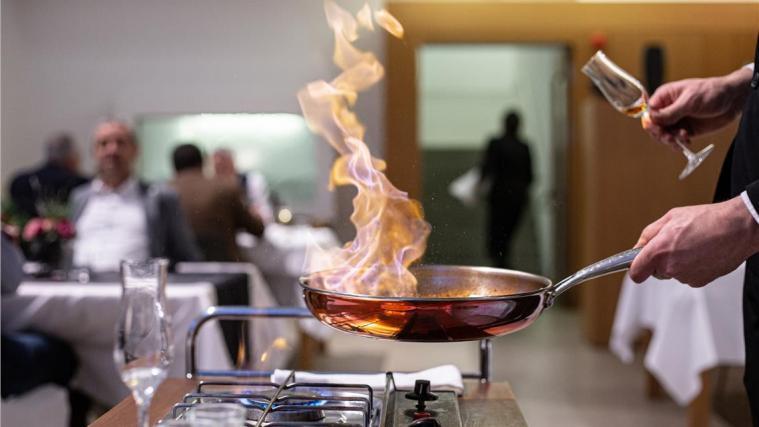 6 Frauen und 2 Männer haben den Meisterkurs abgeschlossen und dürfen sich nun Restaurant- und Barmeister nennen.