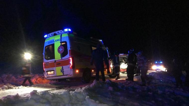 Auch das Rettungsfahrzeug musste aus einer misslichen Lage befreit werden.