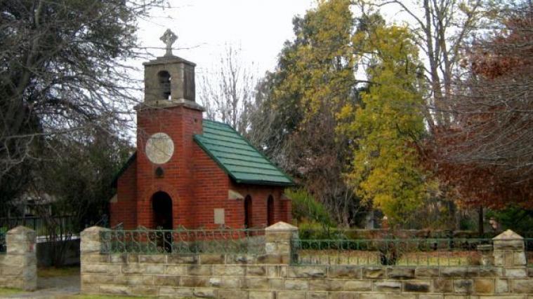 Außen klein, innen fein: Das Llandaff Oratory in Südafrika bezeichnet sich als „kleinste Kirche der Welt“.