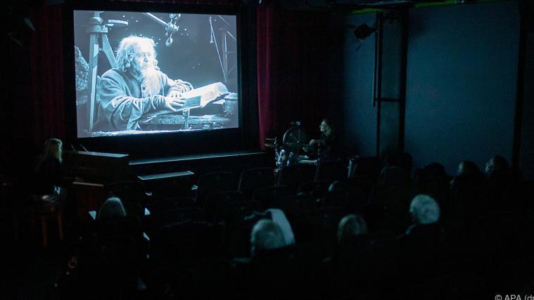 Besucher des Nürnberger Programmkinos "Casablanca" verfolgen den Stummfilm "Der Golem, wie er in die Welt kam".