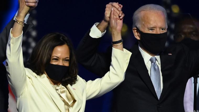 Biden und Harris freuen sich nach ihrem Wahlsieg.