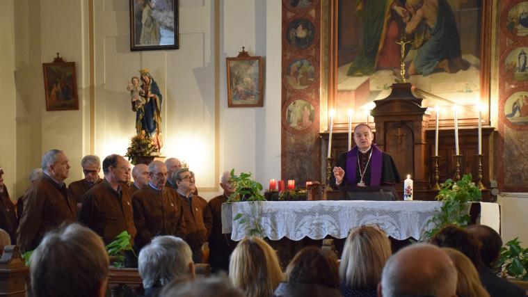 Bischof Muser bei seinem Besuch im Gefängnis 2019.