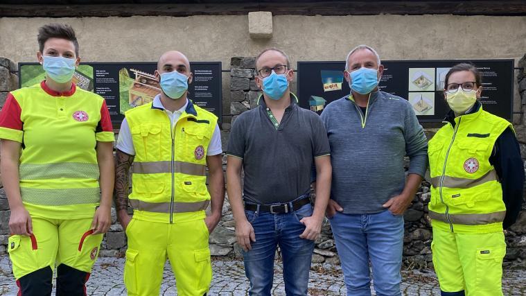 Dank an die Lebensretter: Florian Brunner (Mitte) mit seinem Schwiegervater Walter Senn (rechts) und den Rettungskräften (von links) Carmen Huber, Helmut Thaler und Ruth Grünfelder vom Weißen Kreuz.