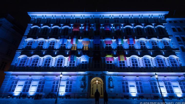 Das blau beleuchtete Außenministerium.