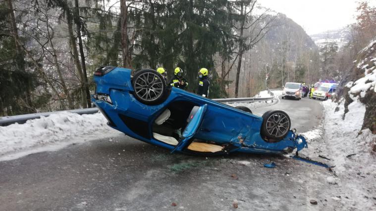 Das Unfallfahrzeug blieb auf dem Dach liegen.