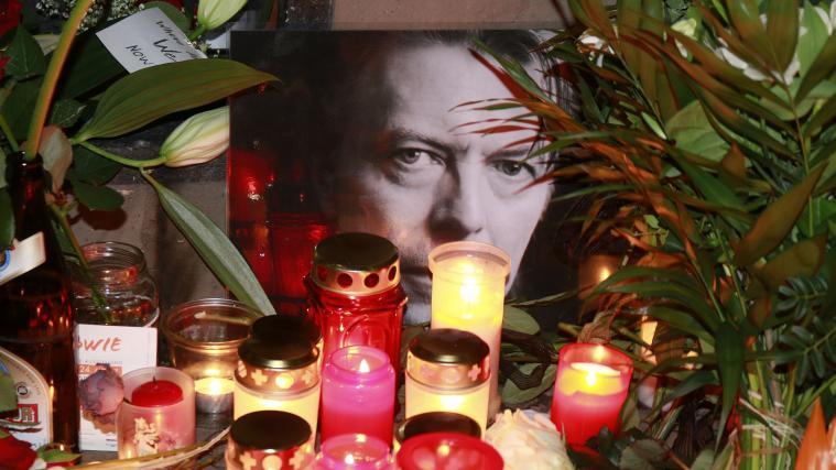 Der gebürtige Brite David Bowie (bürgerlich David Robert Jones) starb Anfang 2016 in New York im Alter von 69 Jahren an Krebs.