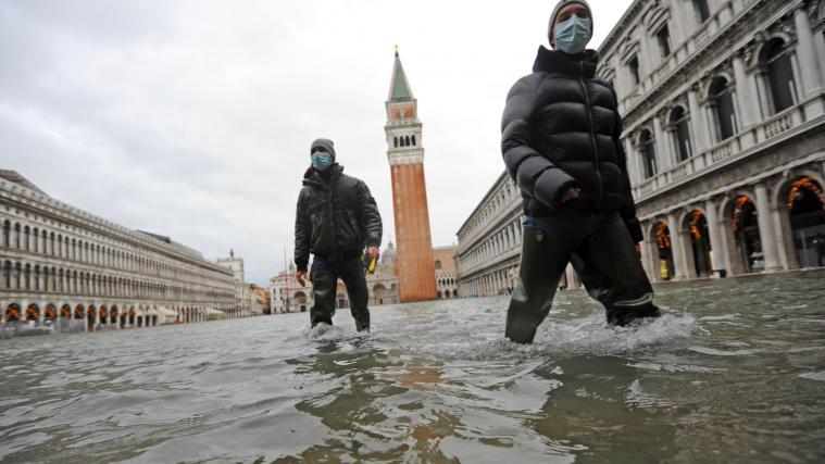 Der Markusplatz stand am Dienstag unter Wasser.