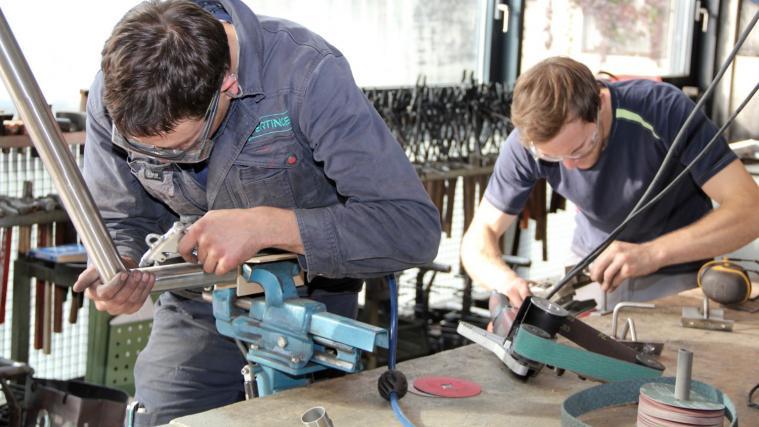 Die Bereiche Arbeitsvermittlung und Arbeitsinspektion in der Landesabteilung Arbeit werden entkoppelt. Im Bild: Ausbildung am Arbeitsplatz.