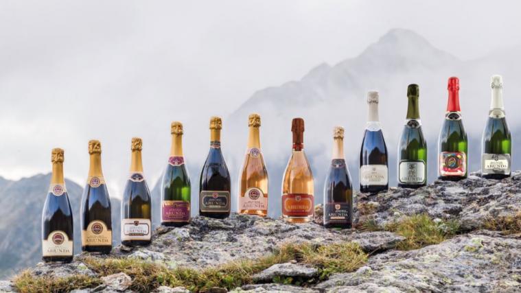 Die kleine und feine Sektkellerei produziert seit 1979. Mittlerweile jedes Jahr ca. 120.000 Flaschen feinstes Perlage in zarten Gelb- und Rosé-Tönen. Jedes Jahr ausgezeichnet und prämiert.