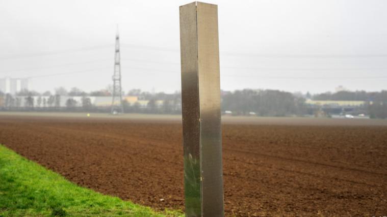 Dieser Monolith stand in dieser Woche auf einem Feld in Sulzbach in Hessen. Inzwischen wurde das Gebilde aus Metall von Unbekannten zerstört.