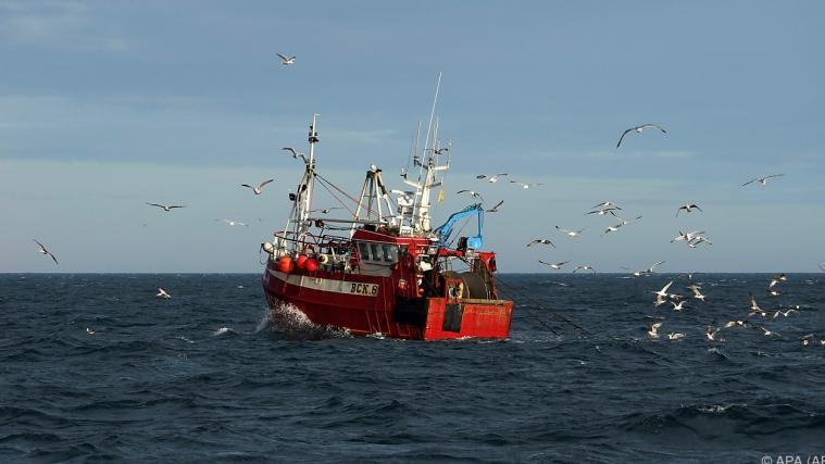 Ein Fischkutter in der Nordsee vor Nordengland.