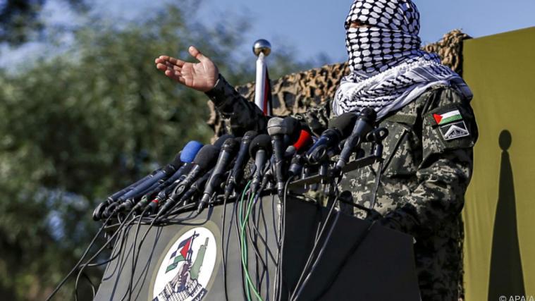 Ein maskierter Palästinenser spricht während des Manövers im Gazastreifen.