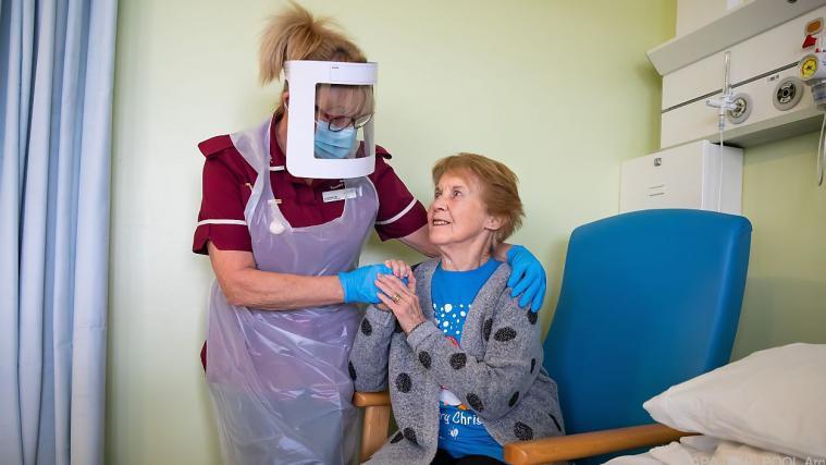 Eine 90-Jährige wurde als Erste in Großbritannien geimpft.