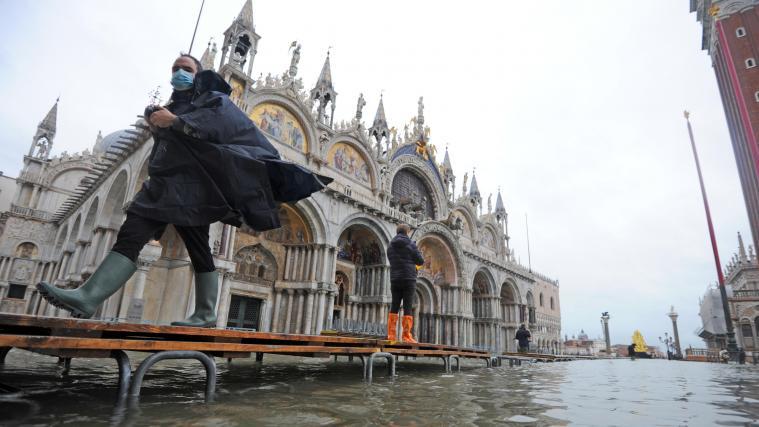 Erschreckende aber leider nicht unbekannte Bilder aus Venedig: Am Dienstag stand die Stadt zum Teil wieder unter Wasser.