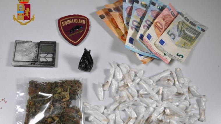 Es wurden unter anderem Kokain, Marihuana, Bargeld und eine Präzisionswaage beschlagnahmt.