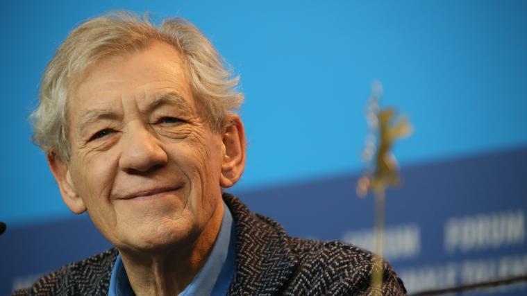 Ian McKellen freut sich über seine Corona-Impfung.