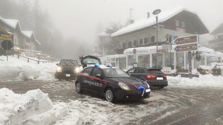 Im Bild ein Fahrzeug der Ordnungshüter auf der Mendel bei Kontrollen auf der Mendel oberhalb von Kaltern.
