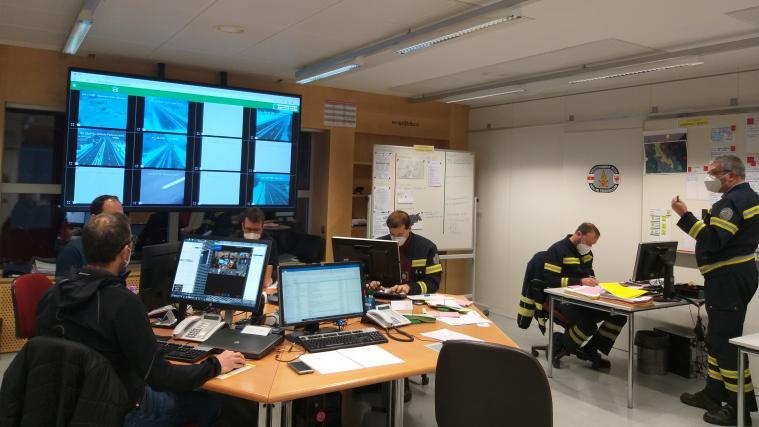 Im Lagezentrum bei der Berufsfeuerwehr laufen die Fäden zusammen.