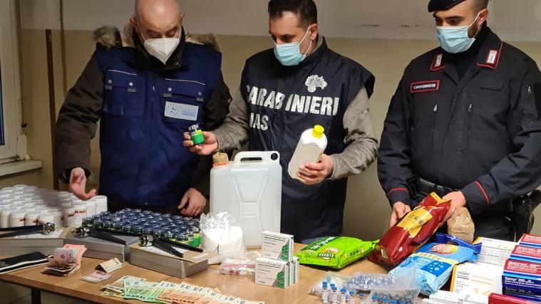 In einer Garage eines unscheinbaren Wohnkomplexes in der Nähe von Bozen fanden die Einsatzkräfte ein Drogenlabor: Sie stellten illegale Substanzen im Wert von über einer Million Euro sicher.