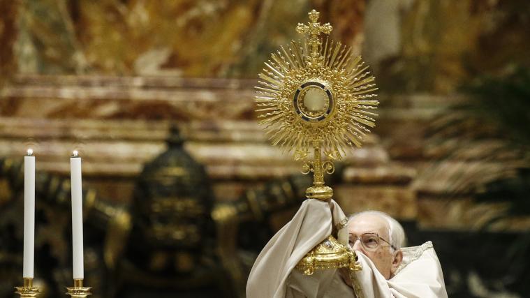 Kardinal Giovanni Battista Re spendet den eucharistischen Segen.