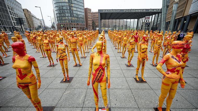 Kunst-Installation "Broken" mahnt gegen Gewalt an Frauen.