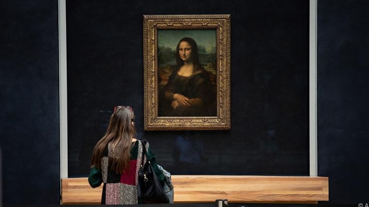 Mona Lisa hinter Glas im Louvre.