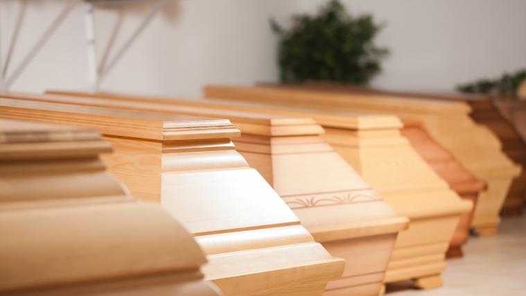 Nach dem Corona-Tod ihrer Angehörigen fordern 500 Bürger aus der Lombardei Entschädigung von der Regierung.
