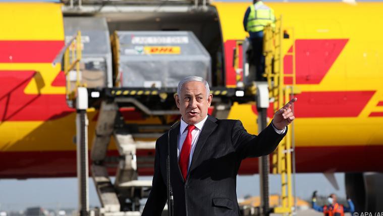 Netanyahu bei Ankunft von Impfstoff mit dabei.