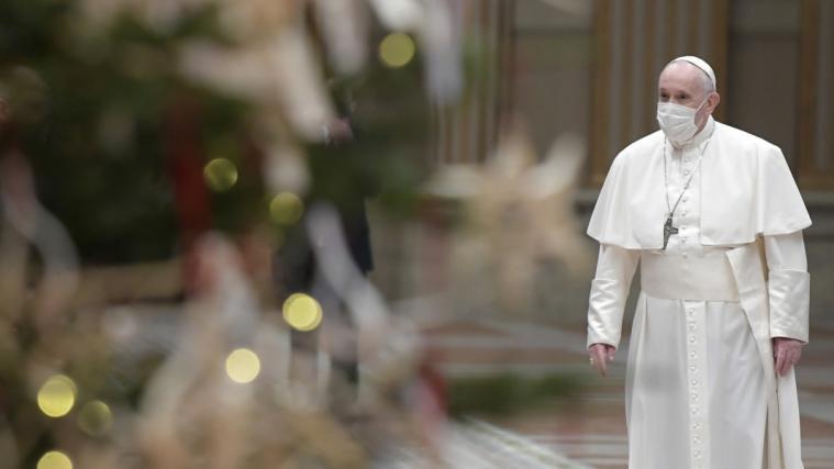 Papst Franziskus in der Apostolischen Bibliothek.