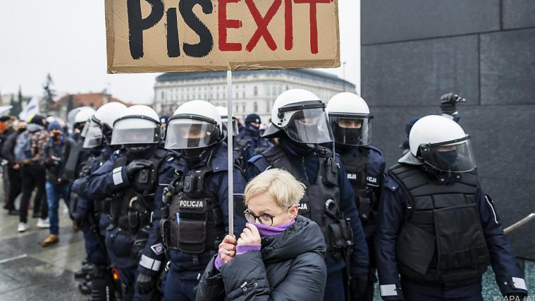 Polizei stellte sich Demonstranten in den Weg.