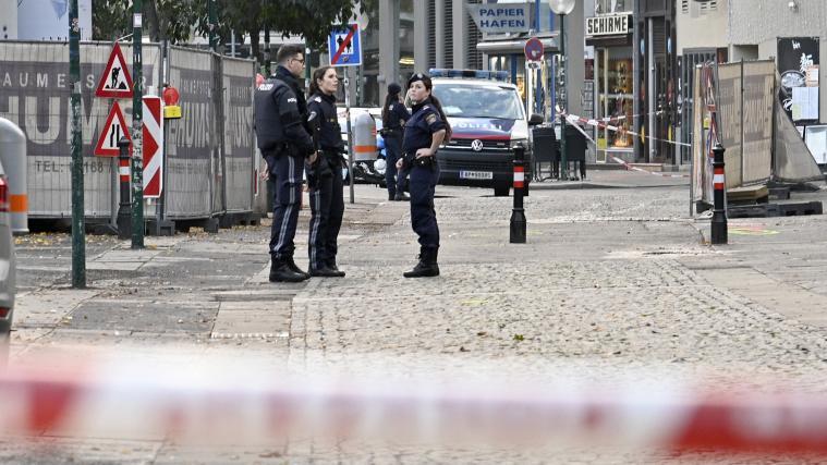 Polizeibeamte beim Tatort.