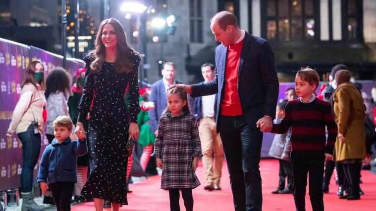 Prinz George (7), Prinzessin Charlotte (5) und Prinz Louis (2) mit ihren Eltern auf dem roten Teppich.