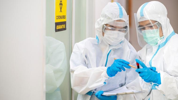 Riskanter Beruf: Trotz Schutzausrüstung und Sicherheitsmaßnahmen haben sich viele Ärzte und Pflegekräfte mit dem Virus angesteckt.