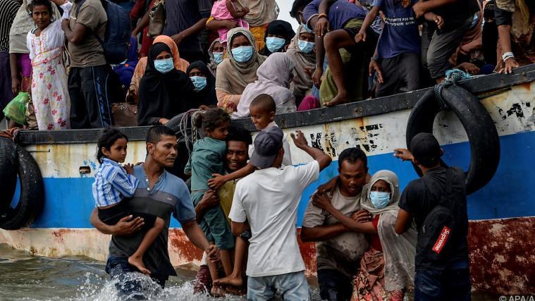 Rohingya-Flüchtlinge landen in Indonesien.