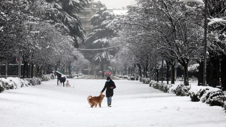 Schnee so weit das Auge reicht (im Bild: eine Straßenszene in Como).