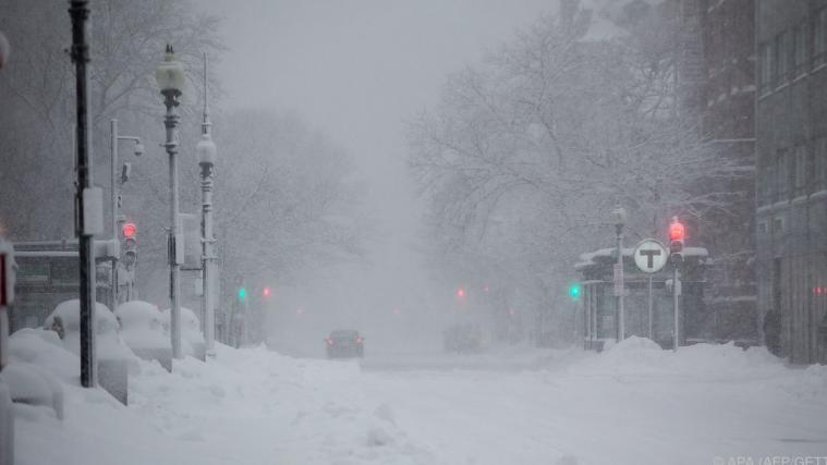 Starke Schneefälle sorgen für Verkehrschaos und Unfälle.