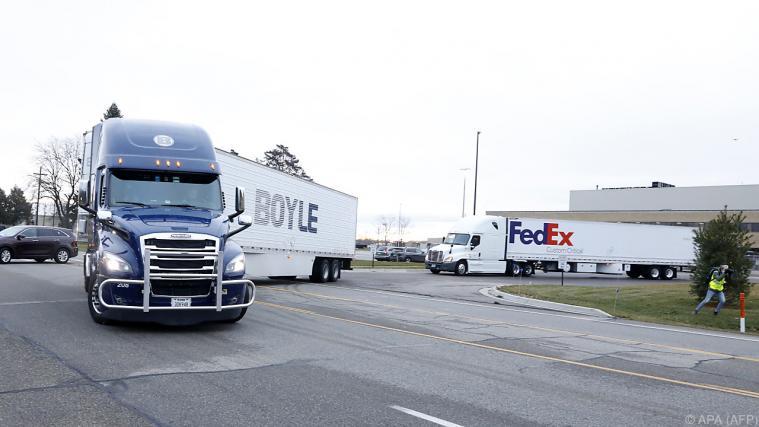 Trucks mit Impfstoff rollen durch die USA.