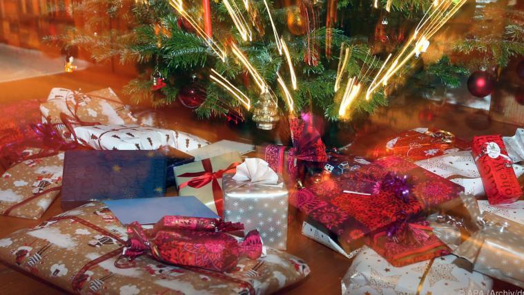 Wer seine Weihnachtsgeschenke online kauft, sollte einige Punkte beachten.