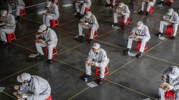 Wirtschaft in China - Arbeiter in Mittagspause.