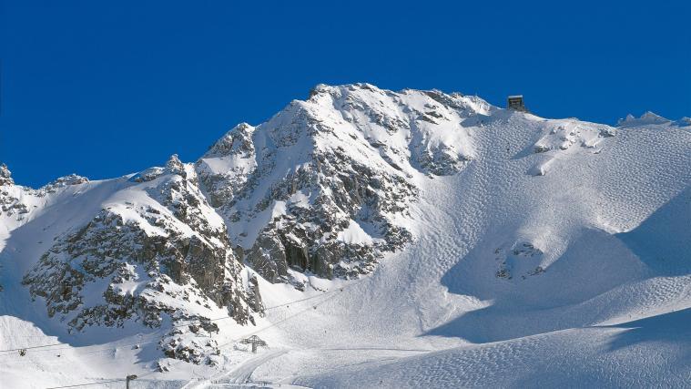 10 Skifahrer sind in Verbier von einer Lawine mitgerissen worden. Einer verlor dabei sein Leben.