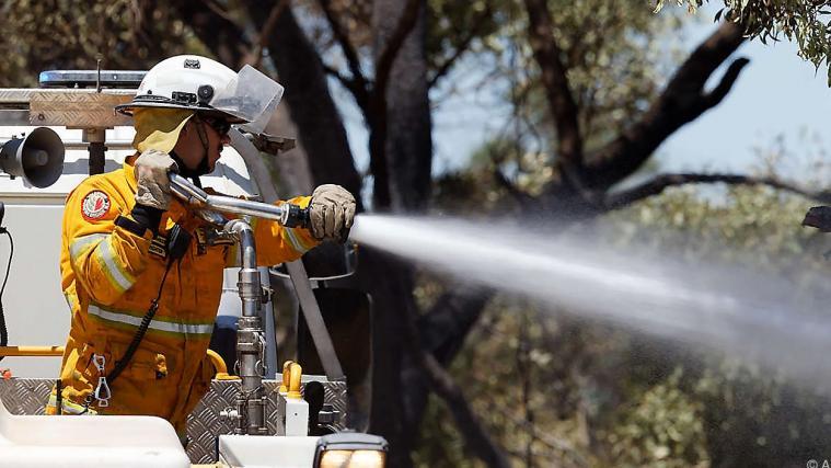 150 Feuerwehrleute sind im Kampf gegen Buschbrände bei Perth im Einsatz.