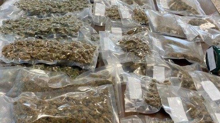 1,7 Kilogramm Marihuana und noch weitere Substanzen und Gegenstände wurden beschlagnahmt.