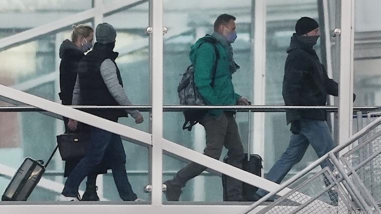 Alexej Nawalny (Zweiter, von rechts) auf dem Weg zum Flugzeug.