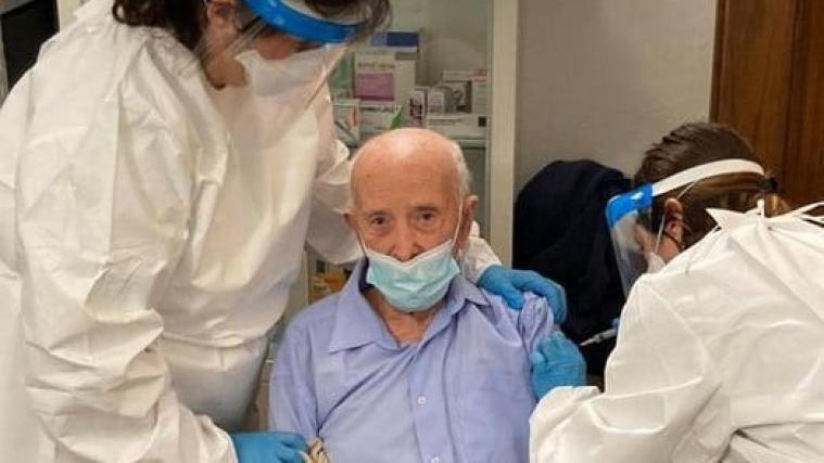 Als einer der ältesten Bürger der Toskana wurde der KZ-Überlebende Basilio Pompei gegen das Coronavirus geimpft.