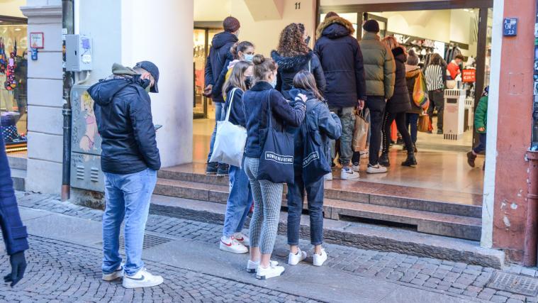 Am Samstag mussten die Kunden lange warten, um überhaupt in die Geschäfte hineinzugelangen.