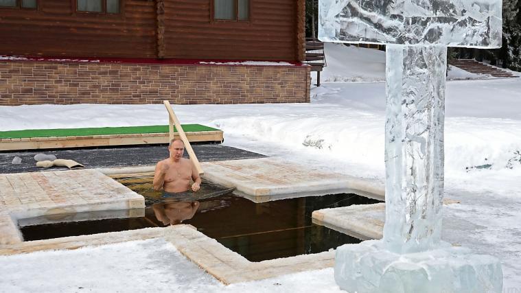 Auch Kremlchef Putin wagte sich in das eiskalte Wasser.