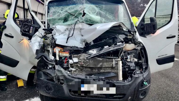Bei dem Unfall prallte ein Kleinlaster gegen einen Lkw. Verletzt wurde glücklicherweise niemand.