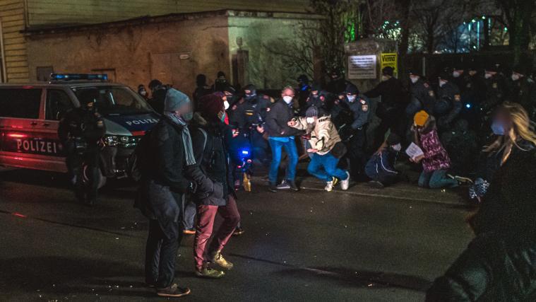 Bei der Abschiebung der Schülerinnen und Schüler kam es am Donnerstagmorgen zu Protesten in Wien.